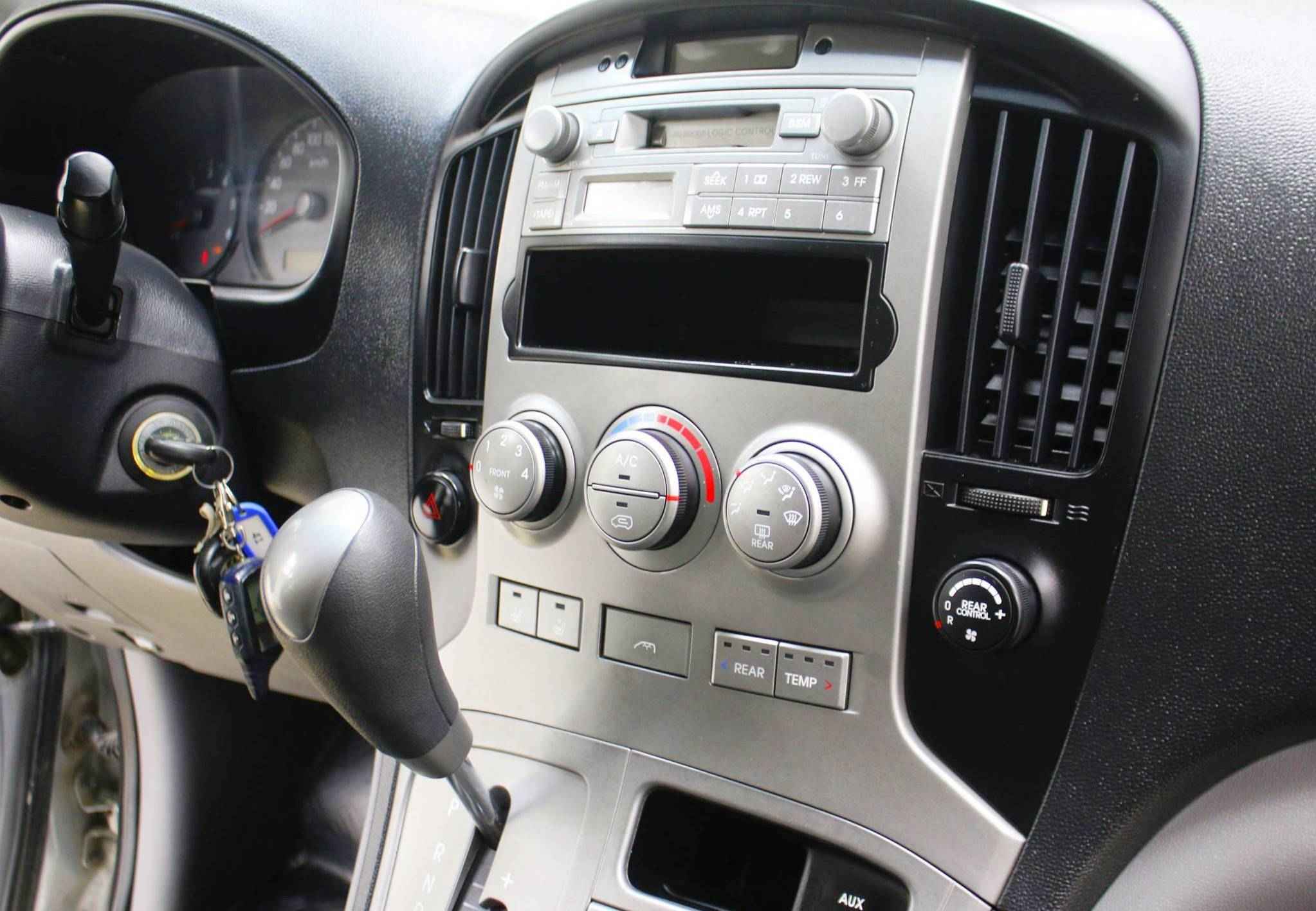 Hyundai Grand Starex, I