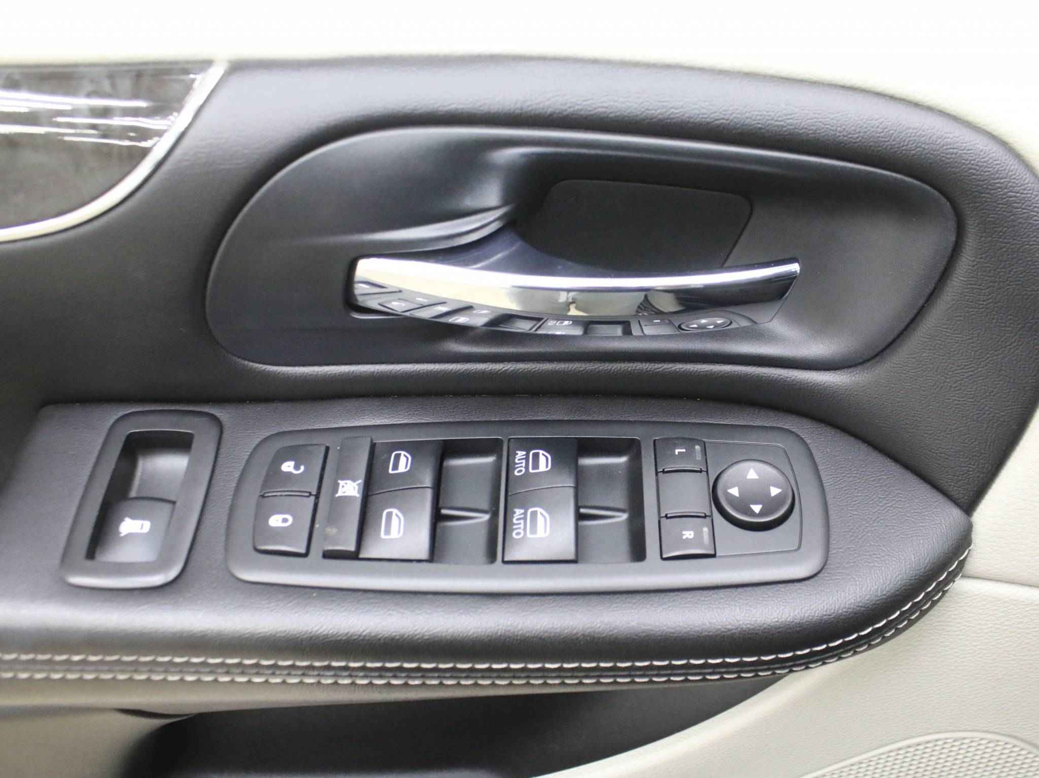 Chrysler Town & Country, V Рестайлинг